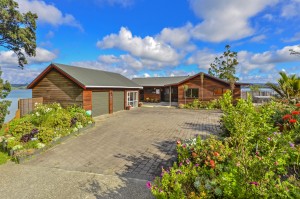 Single level cedar home